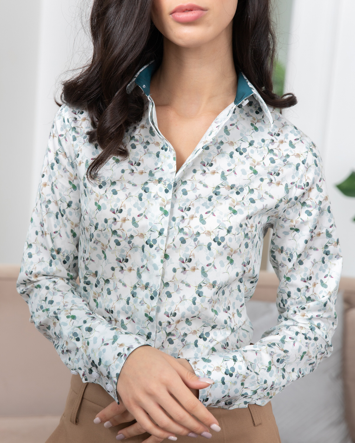 Женская рубашка под пуговицы с супатной застежкой полуприталенная с отделкой зел.листики-8085 от byME 