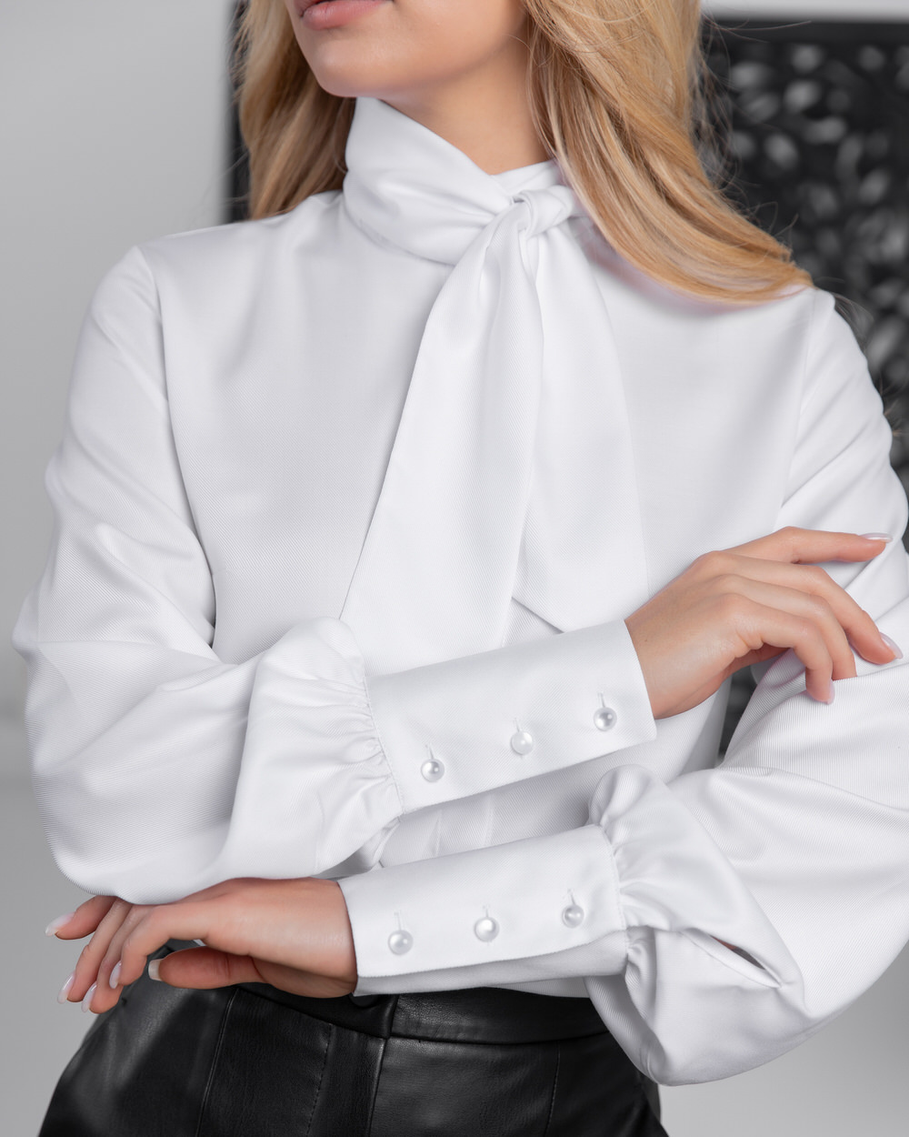 Женская блузка с бантом белая - 8171 (40) от ByME 