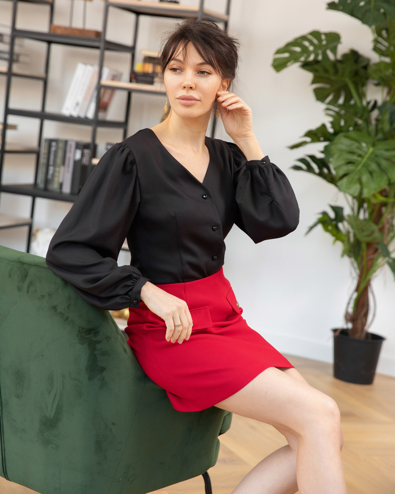 Женская блузка с объемным рукавом и V-образным вырезом чёрная - 8240 от byME 