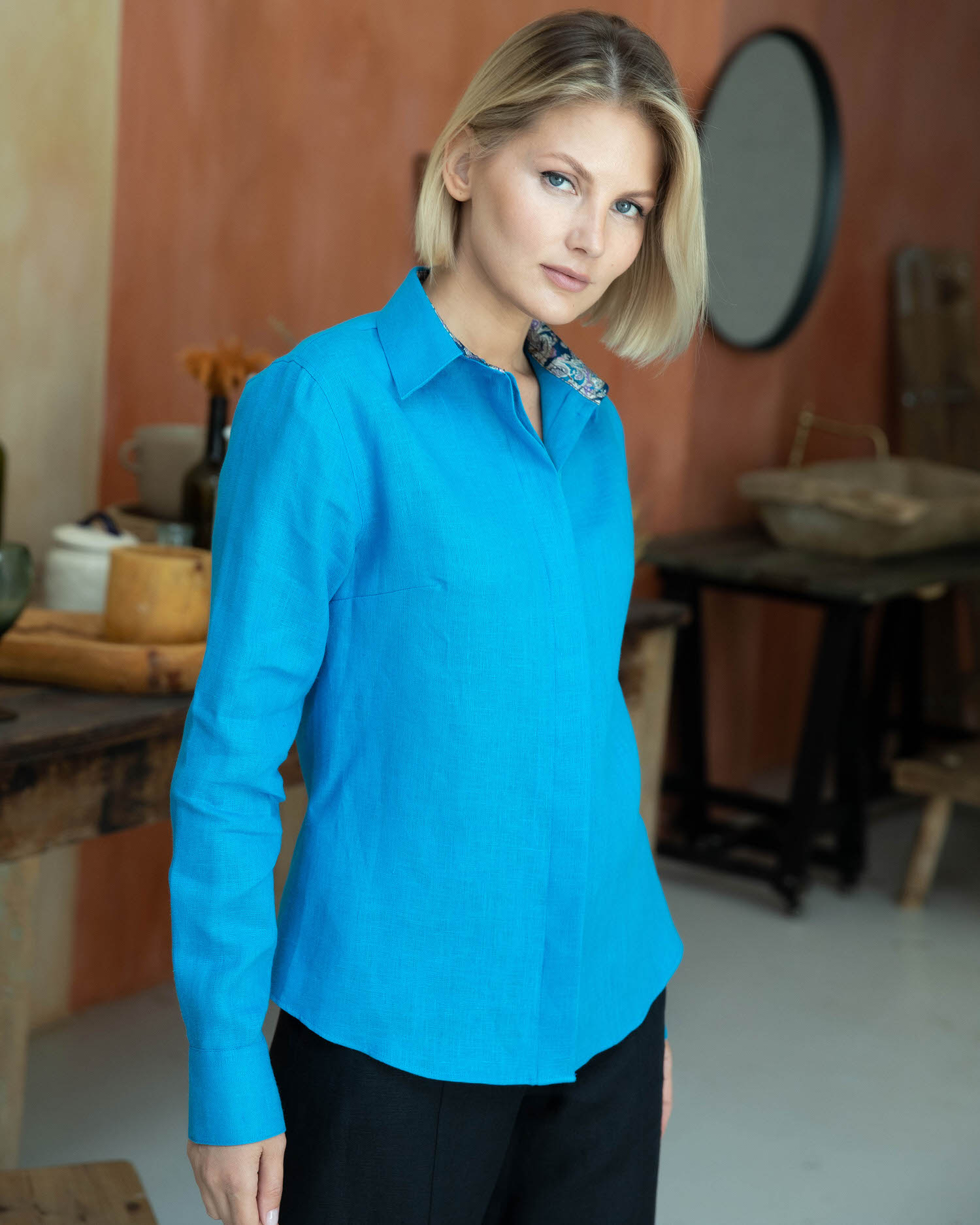 Женская льняая рубашка под пуговицы голубая - 8332 от byME 