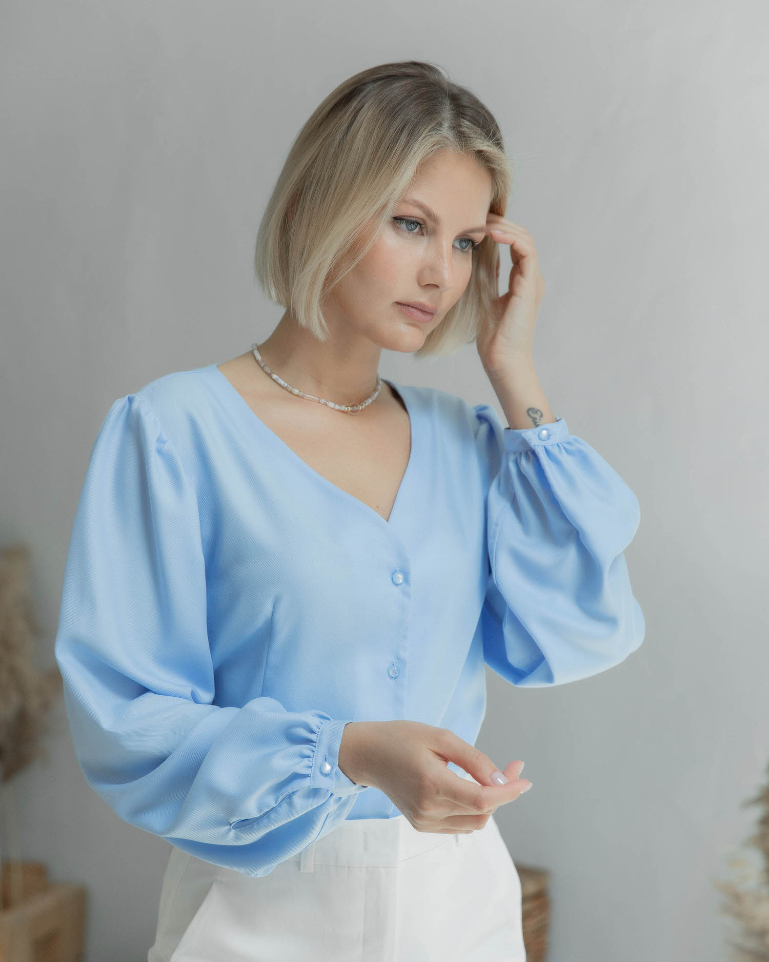 Женская блузка с объемным рукавом и V-образным вырезом голубая - 8339 от byME 