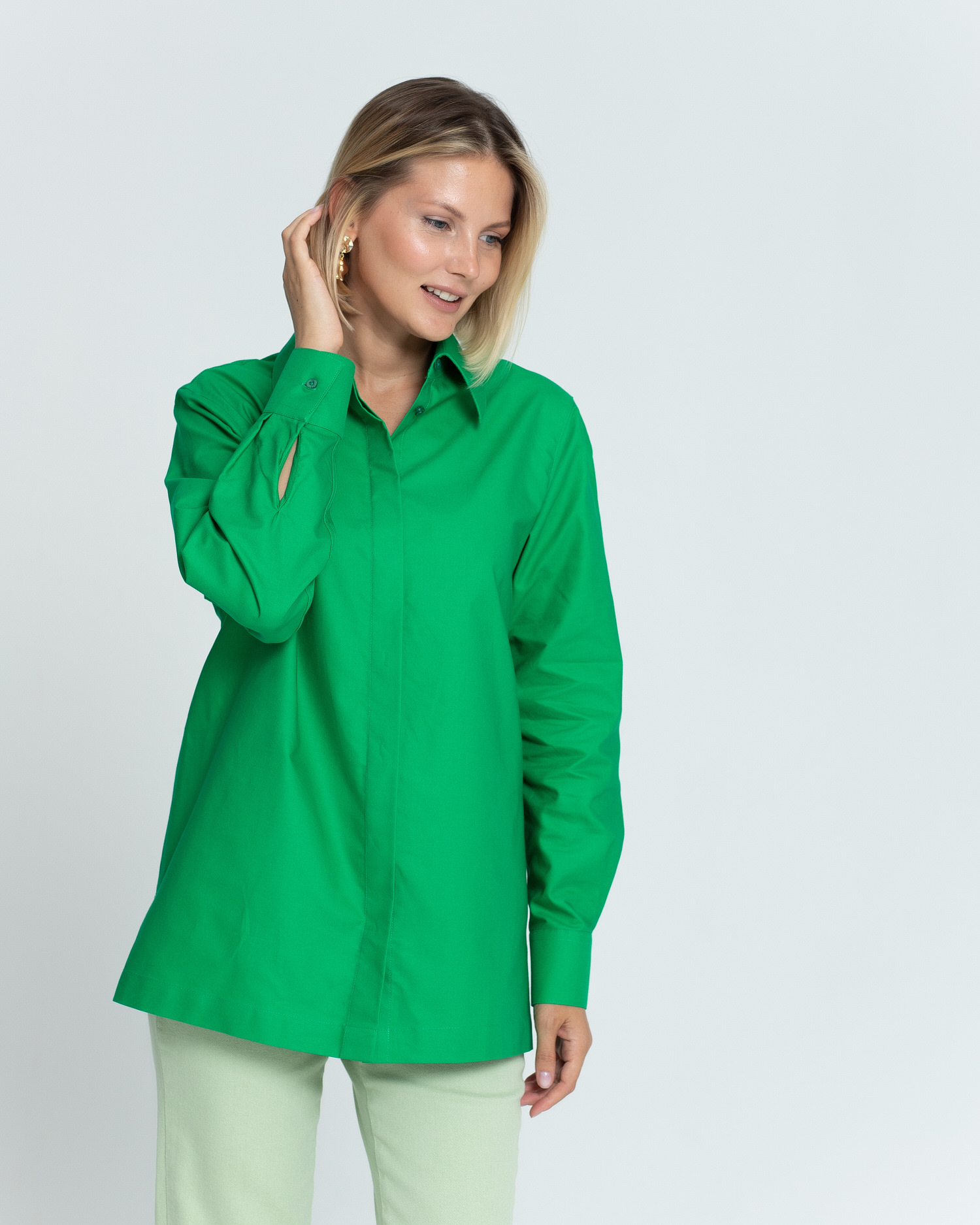 Женская рубашка из тенсела с универсальным манжетом зелёная - 8375 от ByME 