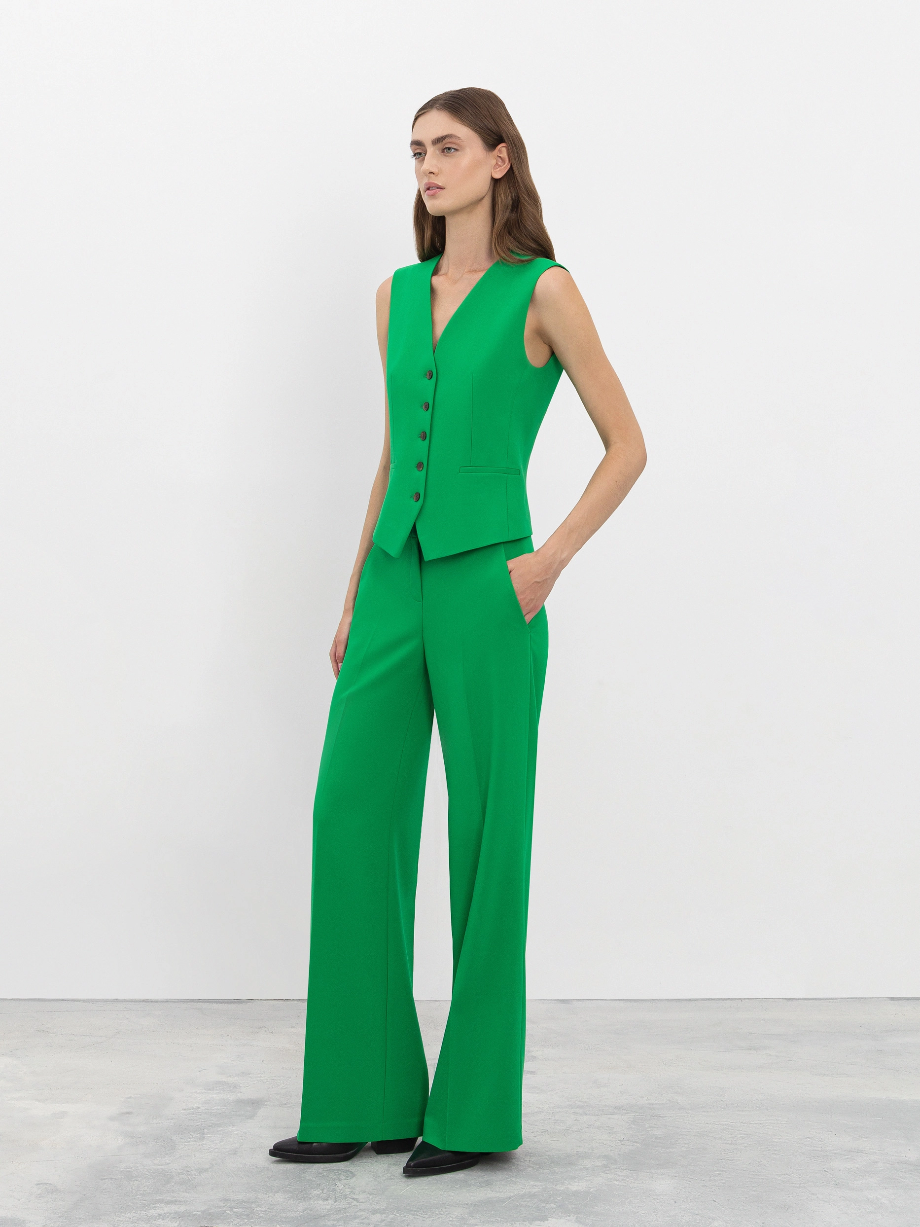 Прямые женские брюки из костюмной ткани зелёные от byME 