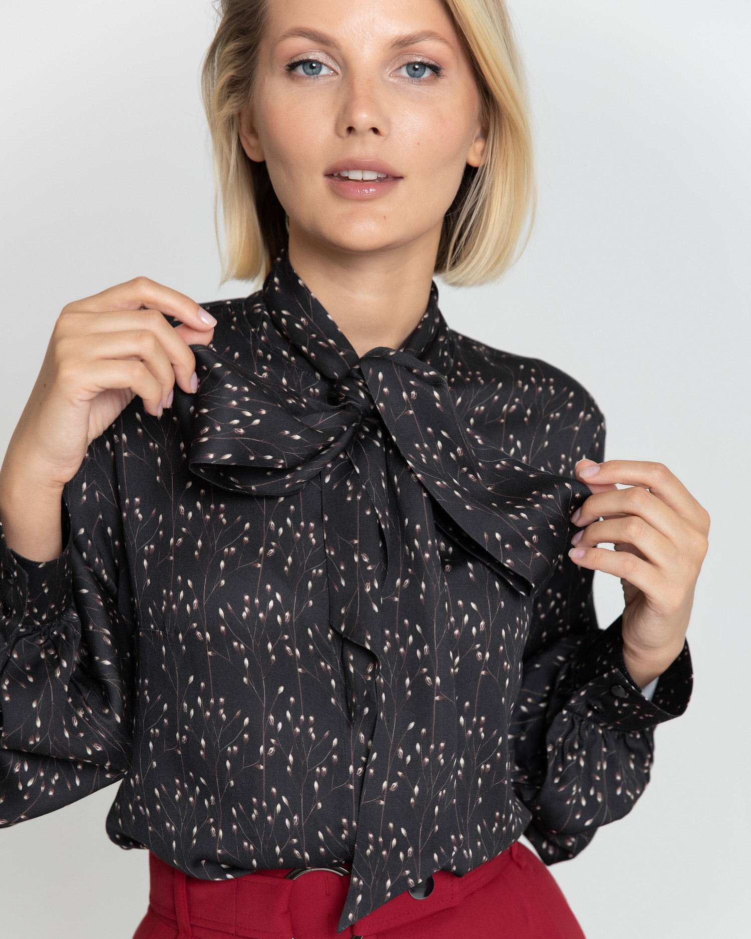 Женская блузка с бантом чёрная с принтом - 8379 от byME 