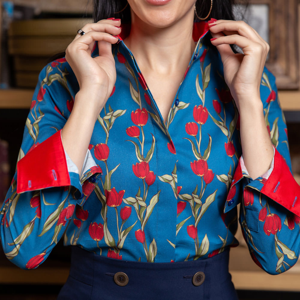 Женская рубашка принт -тюльпаны,  под пуговицы с супатной застежкой полуприталенная с отделкой-7724 от DoubleCuff 